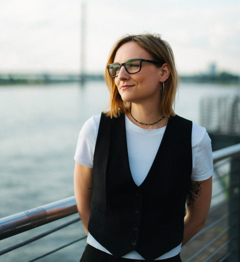 Darlene Schwabroch blickt in die Ferne