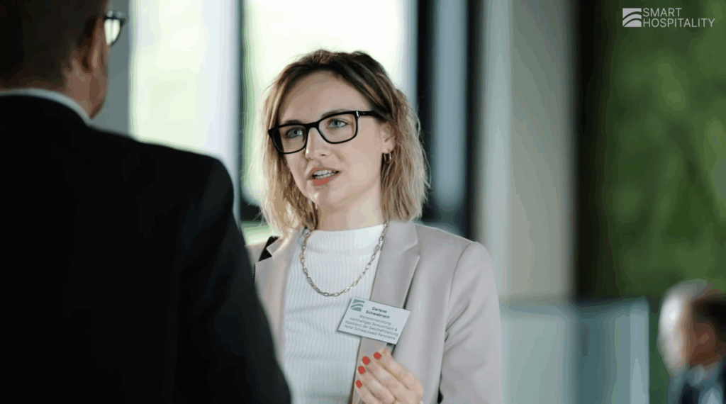 Dame mit Brille und Blazer unterhält sich