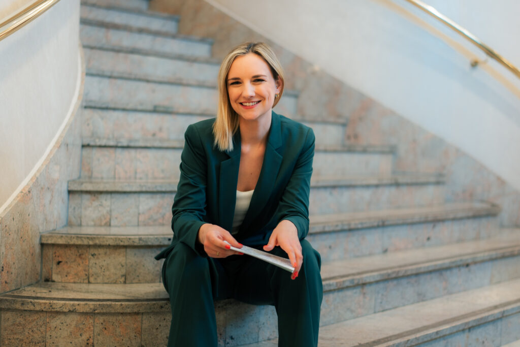 Darlene Schwabroch mit Moderationskarten auf Hoteltreppe